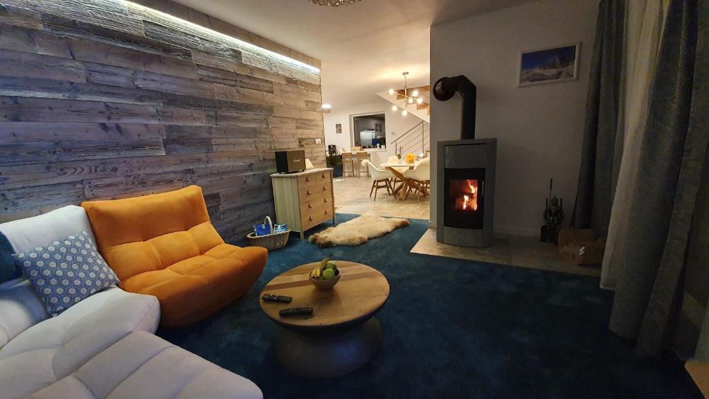 iving_room_fireplace_cozy_interior